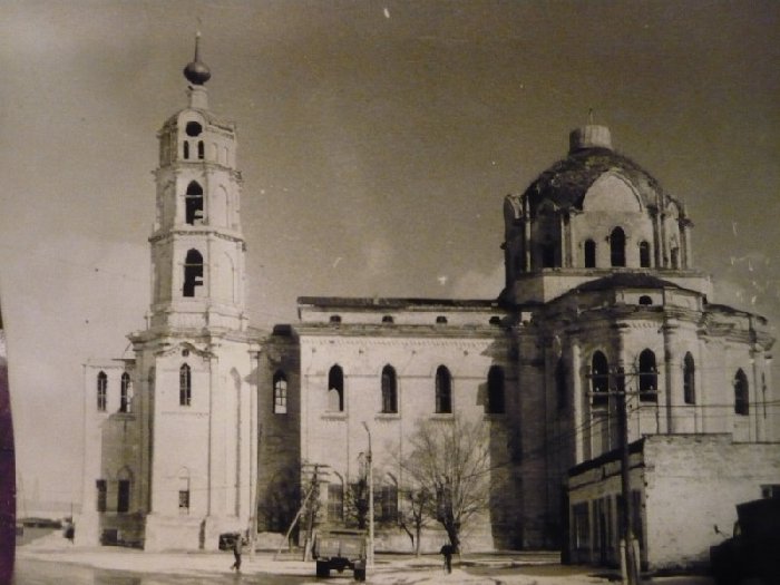 Памятник Баташевым Гусь Железный